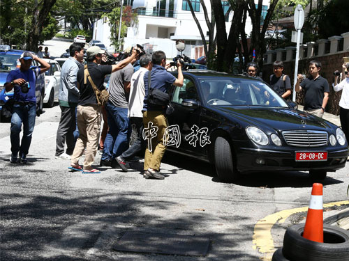 朝鮮大使館的官車進出時，引來大批媒體趨前推擠拍攝。 