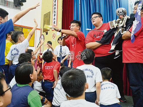 把變臉川劇藝術融入木偶戲當中，更能引起學生及觀眾的歡喜。