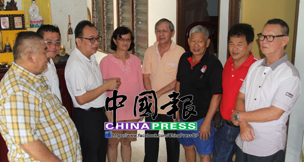 鍾偉興(左3)在趙志堅(左2)、冼長輝(右起)、李祖龍(右3)的陪同下,慰問王逢明(左4起)和丈夫李俐權。