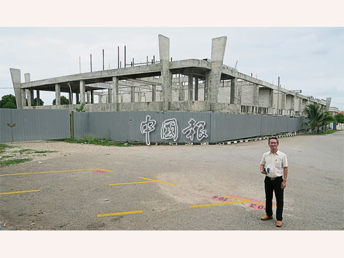  邱培棟指出，徵地宣佈令斯里峇央花園一排正在興建中的店屋發展計劃被逼停工。