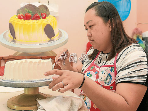   劉慧萍示範製作蛋糕的過程。