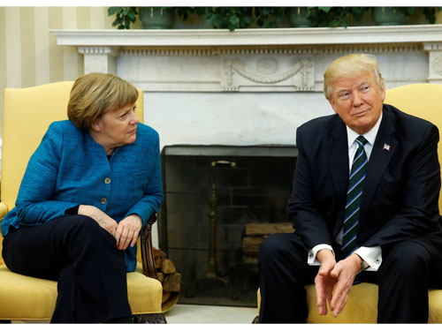 德國總理默克爾（左）與美國總統特朗普在白宮橢圓辦公室接受採訪。圖/路透社 