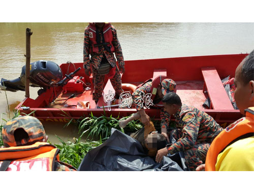 拯救人員將莫哈末依克萬屍體撈上快艇，送往新古毛醫院剖驗。 