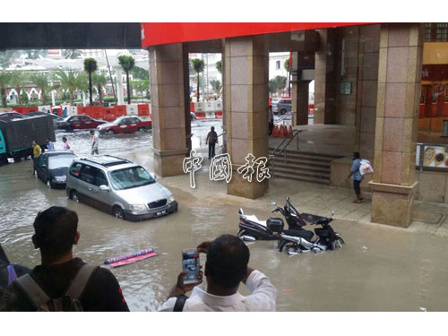 占米清真寺的敦霹靂路數量的轎車與摩哆被淹在水裡無法動彈。