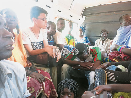 郭世昌與當地人一起，乘搭西非布基納法索和馬裡的過境巴士，體驗當地生活。 