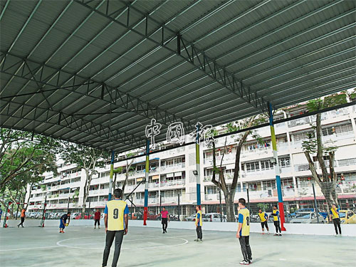  樂柏打槍埔鄰里公園的室內足球場，符合國際足球聯合會（FIFA）規格，開幕當天檳島市政廳和當地鄉委會進行首場友誼賽。
