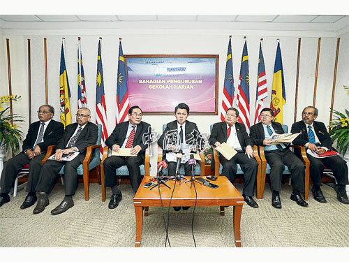  張盛聞（左4）主持會議后，向媒體宣布相關會議結果，左起為莫哈末夫玆、馬末、王超群、陳耀星、王仕發和卡馬魯扎曼。