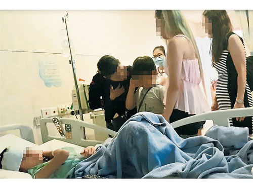小男生（左2）在母親（右2）、班級主任（右）和小女生母親（左）的陪同下，到病房向小女生道歉。
