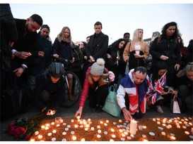 ◤英國會恐襲◢ 再有1人不治 倫敦數千人燭光集會示團結