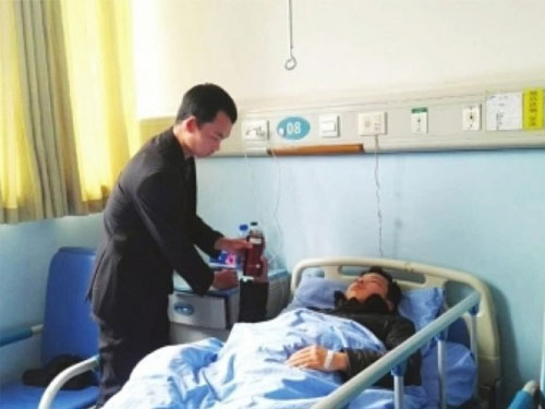 哥哥楊軍正在照顧病床上的弟弟楊超。（互聯網）