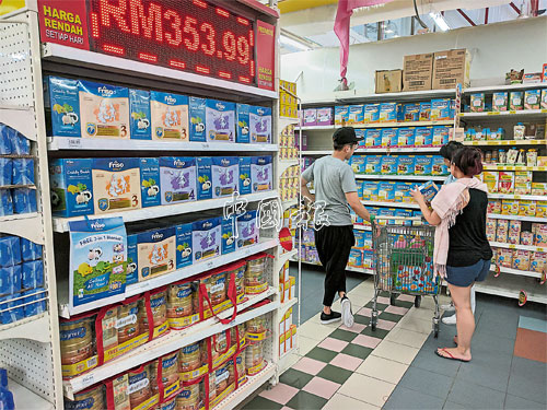  新加坡客除了購買嬰幼兒配方奶粉，也會大量採購嬰幼兒相關產品回國。