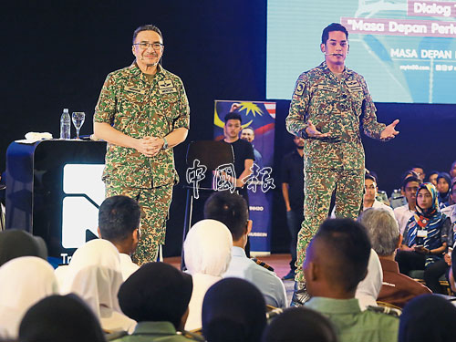  ■希山慕丁（左）和凱里與年輕軍人，分享TN50國家轉型計劃的目標和訊息。 
