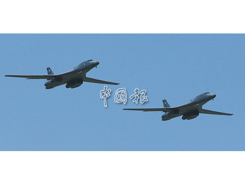 2架B-1B在航展首日，飛越浮羅交怡上空。