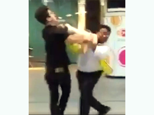  黑衣男與保安人員在新加坡第一樂商場外大打出手。（圖片取自SGAG面子書專頁）