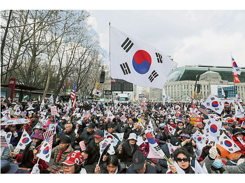  朴槿惠的支持者週六高舉太極旗，在首爾市中心示威。（美聯社）