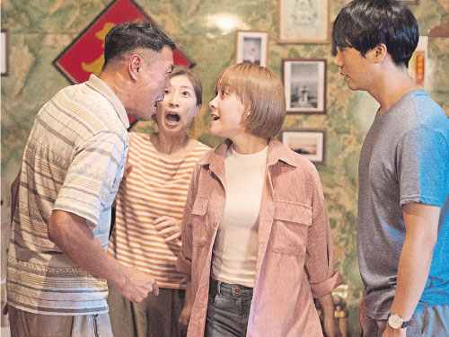 陳幸瑜（右二）在劇中與姜皓文（左）飾演父女，兩人頻頻發生衝突，關系緊繃，靠著暖媽黃嘉千（左2）當潤滑劑緩和關係。