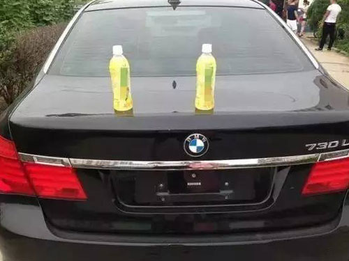 豪車車頂上放飲料,原來當中有玄機。(圖/互聯網)