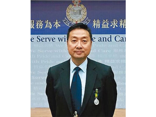 曾守明2013年退休時，曾獲辦“香港輔助警察長期服務獎章” 