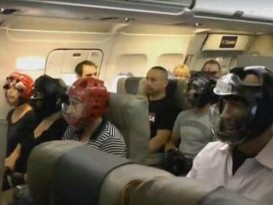 聯航趕客下機後  乘客戴頭盔上機