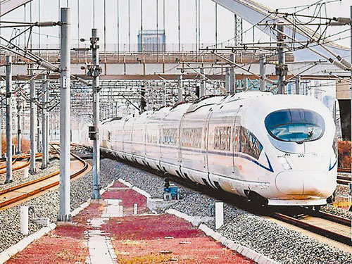 ■2月6日，一列開往上海虹橋的高鐵列車駛入天津站。（新華社照片）