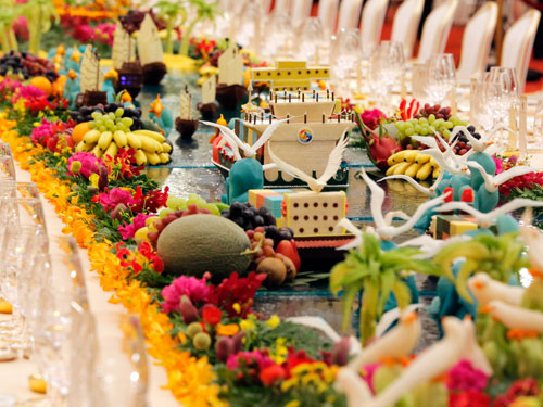 國宴餐桌出現海上絲路的食品雕塑，舯舡跟著貨輪前行，還有海鷗引路。（歐新社）