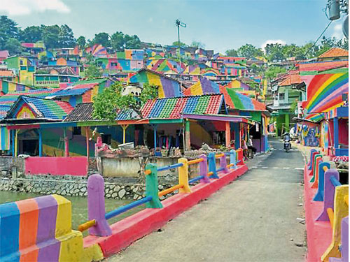  「彩虹村」裡盡是五顏六色的小屋。