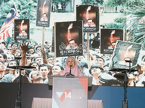  旺阿茲莎致詞時，台上大熒幕播放著安華的畫面。
