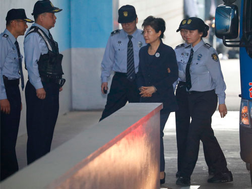   朴槿惠被警員押入法院。（法新社）