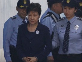 朴槿惠戴手銬 首度出庭受審