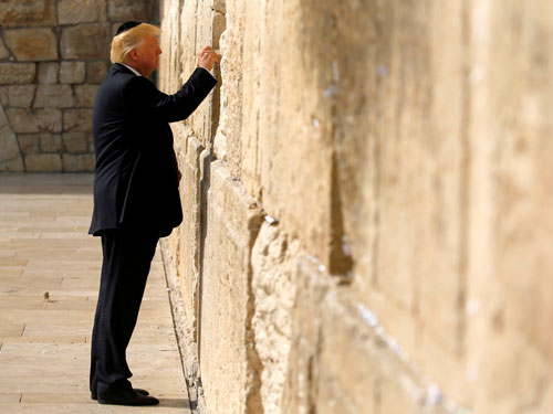 美國總統特朗普靜默站在哭牆前。 