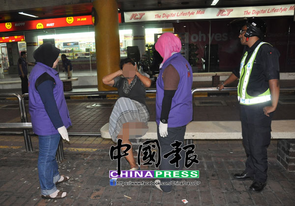 入夜后,光大車站是流浪漢露宿的地方。一名華婦被福利局“拯救”時,掩耳裝作聽不見,不願被帶走。(檔案照)