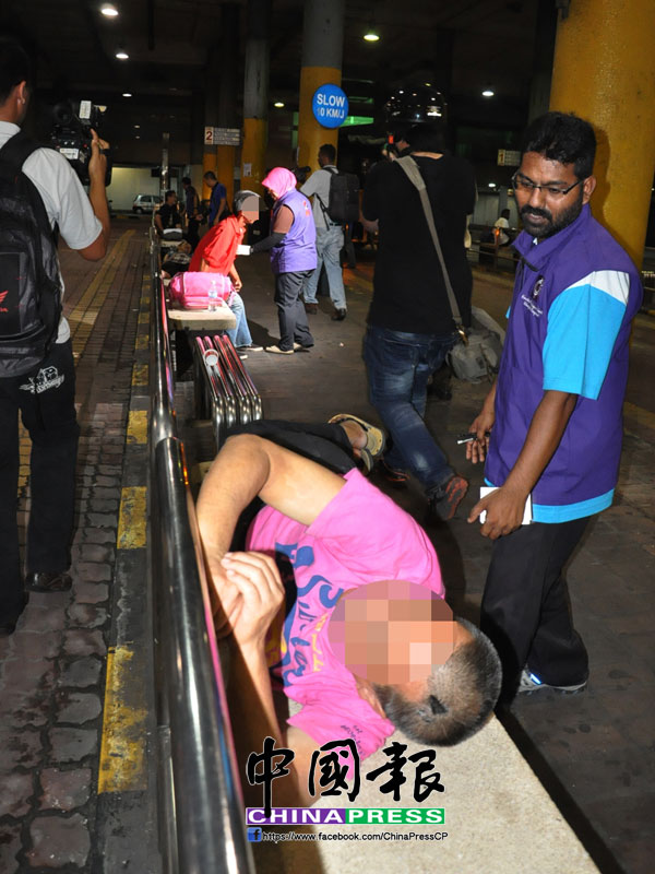 檳州福利局官員不時到光大車站,展開拯救流浪漢行動。(檔案照)