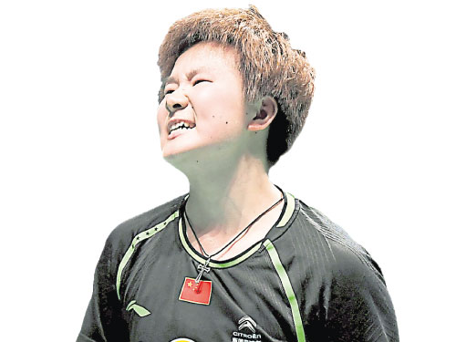 中國女單小將何冰嬌在決賽丟分後，顯得一臉懊惱。（新華社）