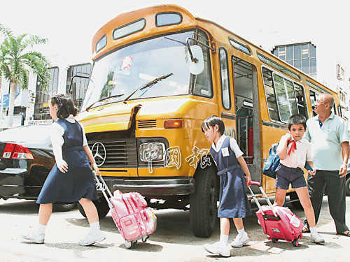  根據教育部數據，國內共有507萬學子乘搭學巴，大馬半島註冊學巴則有大1萬6861輛。（檔案照）