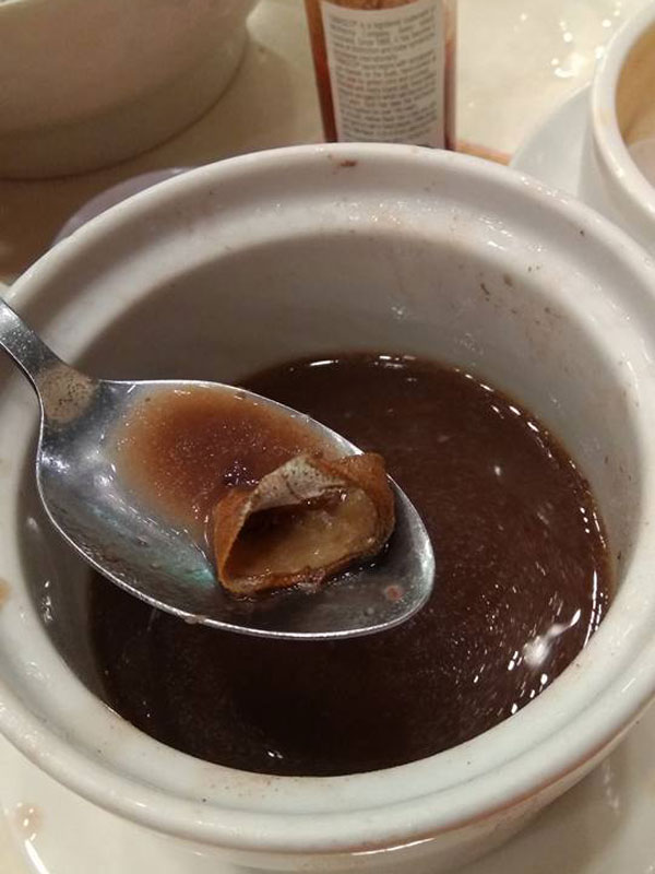 當在粉葛湯內撈起一塊膠布時,全家人都嚇呆,一家人回家后更瀉肚子。