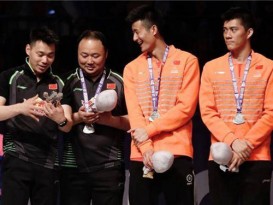 ‧蘇迪曼杯羽球賽‧ 2主教練笑著玩吉祥物   中國網友很不理解