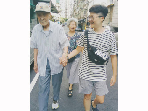 爺孫一起散步的時光，讓許多人想起自己家中的長輩。