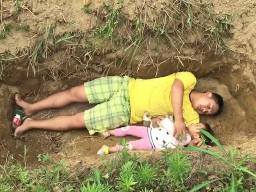 父親空閒時陪女兒躺在墳。圖：互聯網 