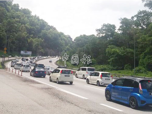 加叻大道吉隆坡往東海岸第30公里處，依然可見長長車龍。