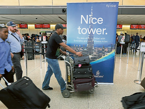  美國最高法院推翻原先判決，允許特朗普的旅遊禁令局部生效。圖為遊客周一抵達美國西雅圖-塔科馬國際機場。（美聯社）