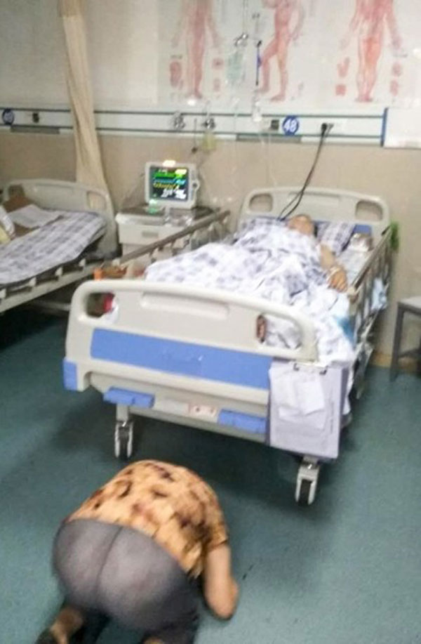 獲救婦人向徐前凱下跪道謝。