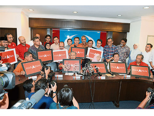  莫哈末沙布（前排左起）、馬哈迪、旺阿茲莎、陳國偉及慕尤丁，向媒體展示希盟新標誌。