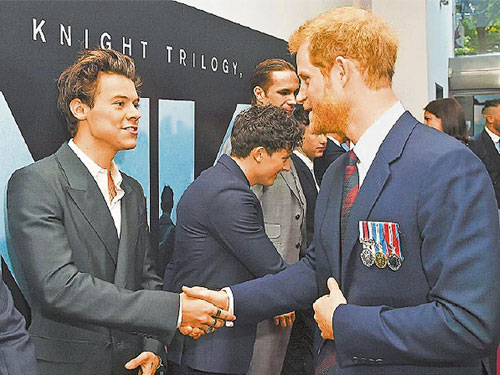  『1世代』成員哈利（左）在《敦克爾克大行動》首映與哈利王子相見歡。