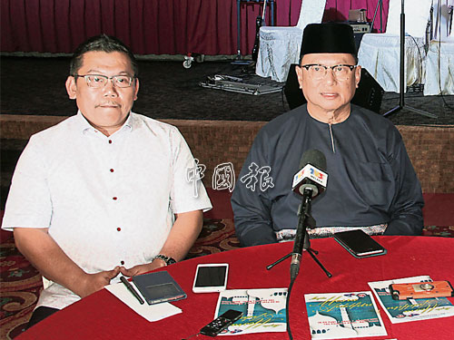 弗亞查卡希（右）召開記者會，左是巫統峇株巴轄區部署理主席再迪。