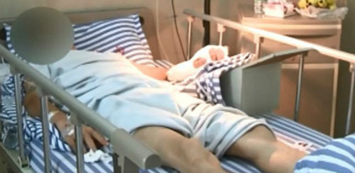 該男子接受治療後躺在病床上。圖∕互聯網