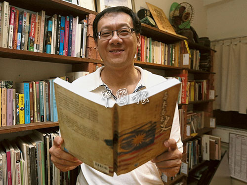 廖文輝耐心地網羅資料，進行相關研究，直到四五年前，新紀元大學學院讓他開設“馬來西亞史”課程，是為學生入讀大一前的必修，這本《馬來西亞史》終於有了點眉目。 
