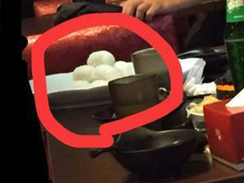 網友貼出照片，隔壁桌客人把白飯挑出握成團狀，非常浪費食物。 
