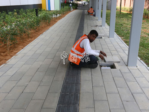 捷運站內外有不少工作人員進行維修工作。