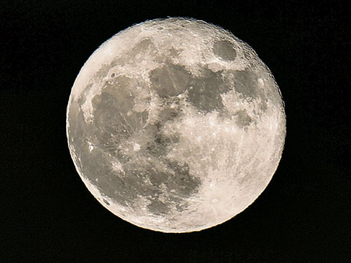  一向被視為干燥無水的月球，被發現其可能蘊含大量的水。圖為資料圖（法新社）