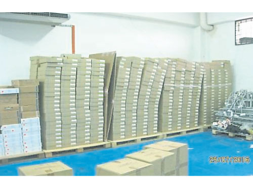 大批未及分發給學生的電子書，被囤積在貨倉。